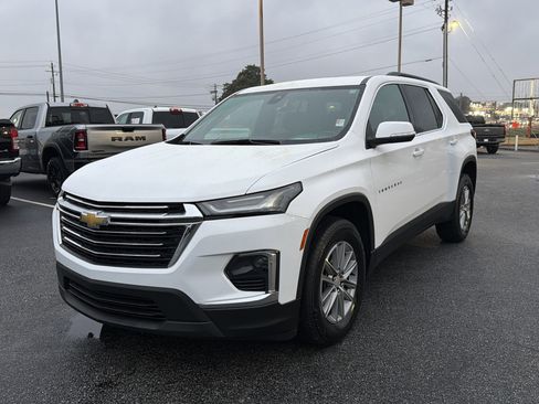 Used 2023 Chevrolet Traverse LT image 2