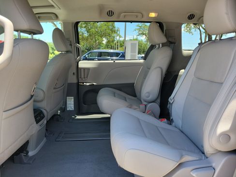 Used 2020 Toyota Sienna XLE w/ XLE Navigation Package FWD image 19