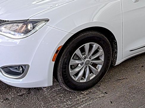 Used 2018 Chrysler Pacifica Touring-L FWD image 7