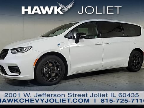 Used 2024 Chrysler Pacifica Limited FWD image 4
