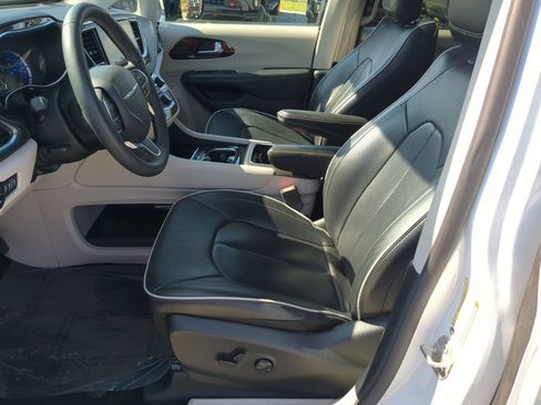 Used 2023 Chrysler Pacifica Limited FWD image 16