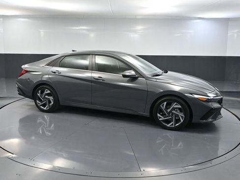 Used 2025 Hyundai Elantra SEL FWD image 4