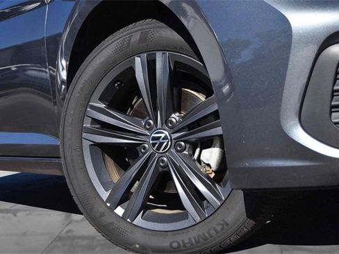 Certified 2024 Volkswagen Jetta SE w/ Panoramic Sunroof Package image 3