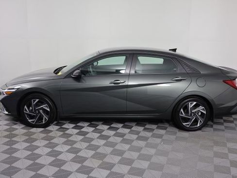 Used 2025 Hyundai Elantra SEL FWD image 5