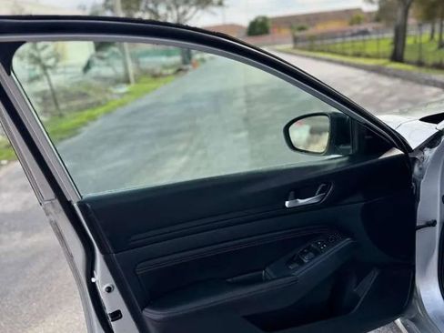 Used 2020 Nissan Altima 2.5 SR w/ Premium Package image 7