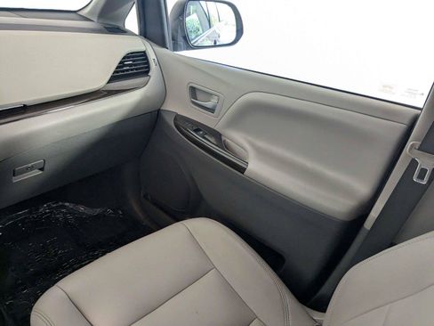 Used 2020 Toyota Sienna XLE w/ XLE Navigation Package FWD image 42