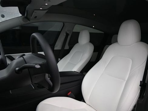 Used 2021 Tesla Model Y Long Range image 12