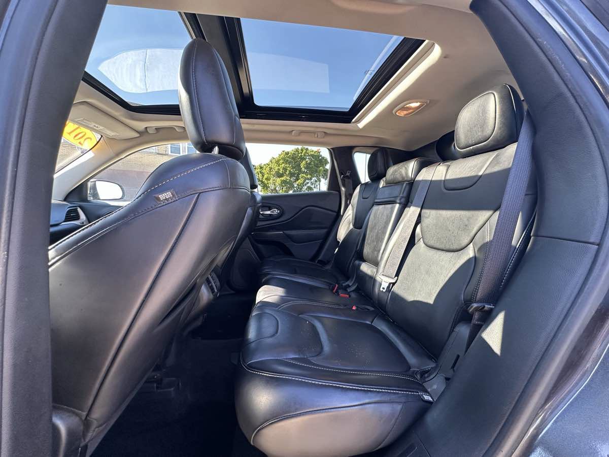 Used 2017 Jeep Cherokee Limited AWD/4WD image 39