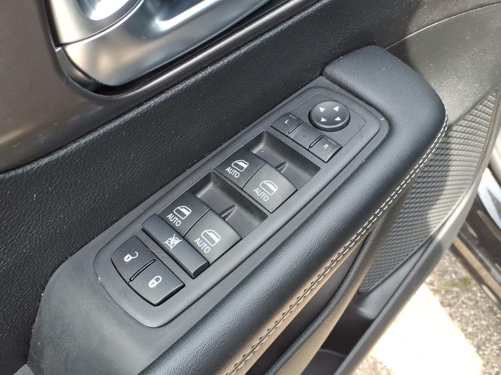 Used 2025 Chrysler Pacifica Select FWD image 11
