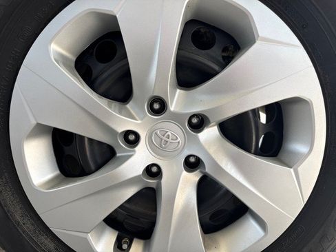 Used 2021 Toyota RAV4 LE AWD/4WD image 5