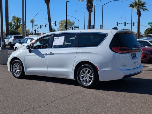 Used 2024 Chrysler Pacifica Touring-L image 4