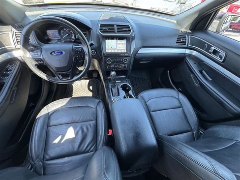 Used 2017 Ford Explorer XLT w/ Equipment Group 202A AWD/4WD image 8