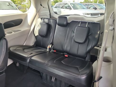 Used 2024 Chrysler Pacifica Touring-L FWD image 16