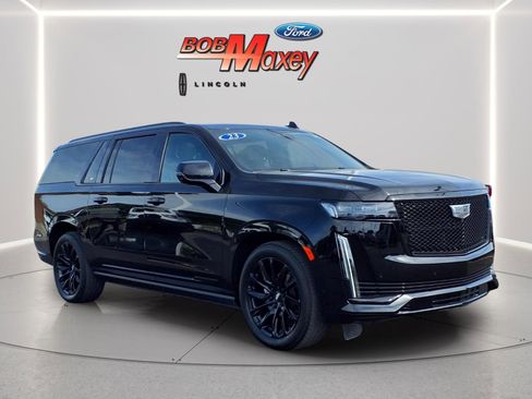 Used 2023 Cadillac Escalade ESV Sport w/ LPO, ONYX Package AWD/4WD image 3