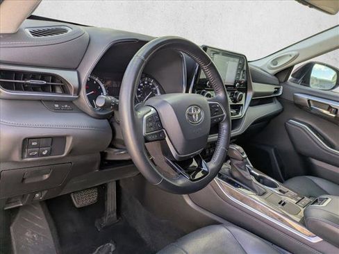 Used 2020 Toyota Highlander Limited image 10
