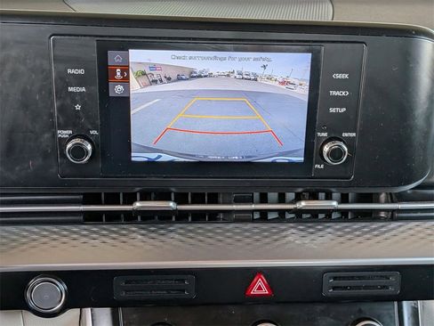 Used 2024 Kia Carnival LX image 17