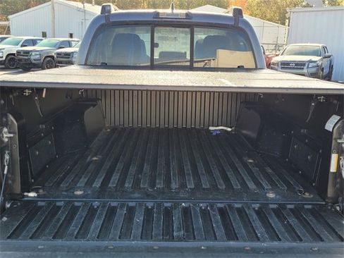 Used 2016 Toyota Tacoma SR5 image 9