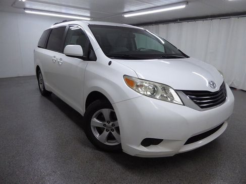 Used 2014 Toyota Sienna LE image 1