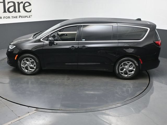Used 2024 Chrysler Pacifica Limited AWD/4WD image 47