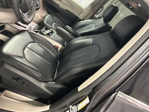 Used 2023 Chrysler Pacifica Touring-L FWD image 12