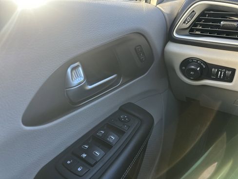 Used 2022 Chrysler Pacifica Touring-L image 26