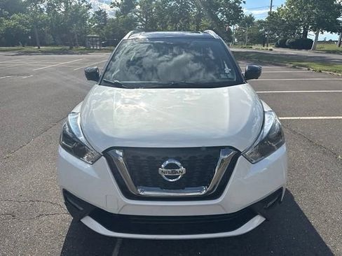 Used 2019 Nissan Kicks SR w/ SR Premium Package FWD image 3