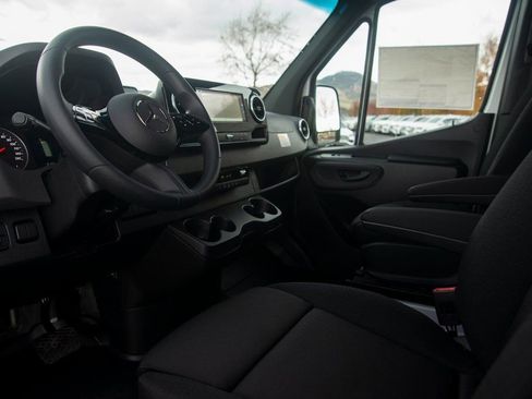 Used 2025 Mercedes-Benz Sprinter 4500 image 32
