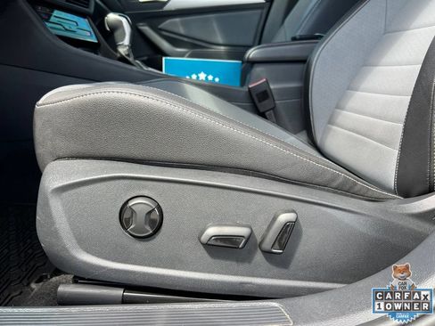 Used 2025 Volkswagen Jetta SE FWD image 25