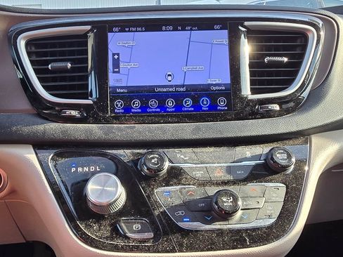 Used 2017 Chrysler Pacifica Touring-L image 17