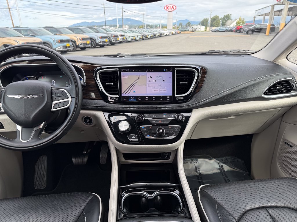 Used 2022 Chrysler Pacifica Limited w/ Uconnect Theater Family Group FWD image 25