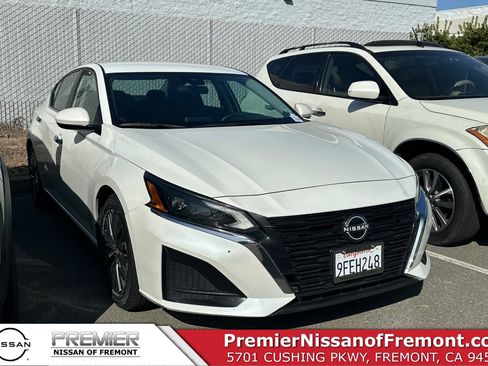 Certified 2023 Nissan Altima 2.5 SV FWD image 1