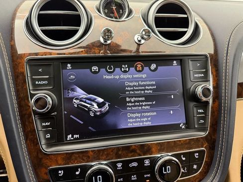 Used 2017 Bentley Bentayga AWD/4WD image 20