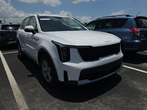 Used 2024 Kia Sorento LX FWD image 3