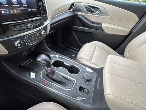 Used 2022 Chevrolet Traverse LT w/ LT Premium Package FWD image 14