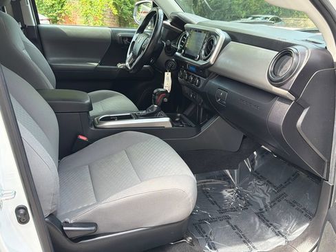 Used 2022 Toyota Tacoma SR5 AWD/4WD image 11