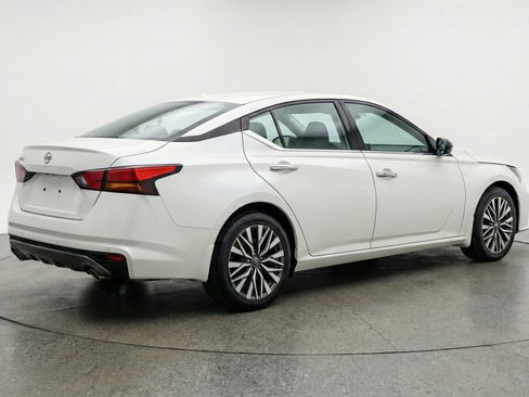 Used 2025 Nissan Altima 2.5 SV image 9