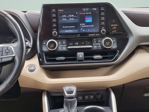 Used 2021 Toyota Highlander XLE FWD image 13