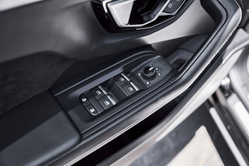 Used 2022 Lamborghini Urus AWD/4WD image 32