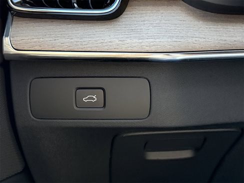 New 2026 Volvo XC90 B5 Plus w/ Protection Package Premier image 21