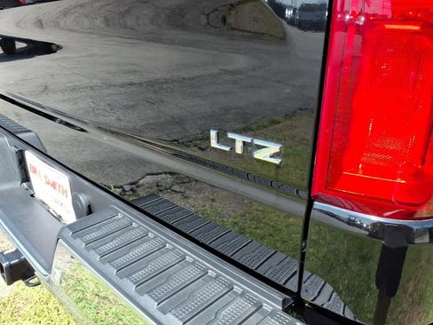 Used 2022 Chevrolet Silverado 1500 LTZ w/ LTZ Convenience Package II AWD/4WD image 15