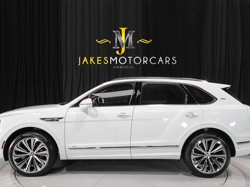 Used 2022 Bentley Bentayga image 2
