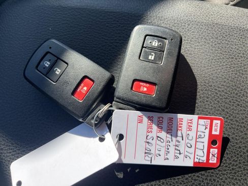 Used 2016 Toyota Tacoma TRD Sport image 19