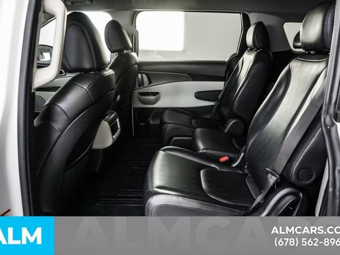 Used 2024 Kia Carnival LX image 17