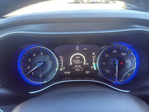 Used 2024 Chrysler Pacifica Touring-L image 19