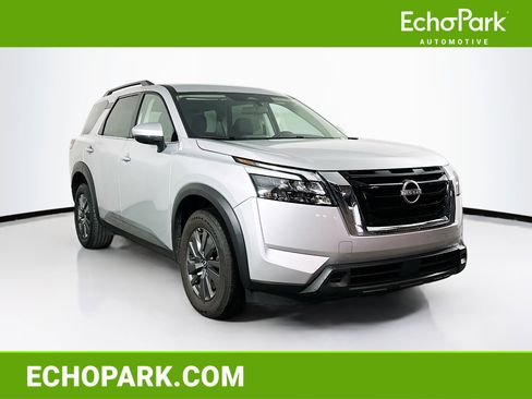 Used 2025 Nissan Pathfinder SV image 1