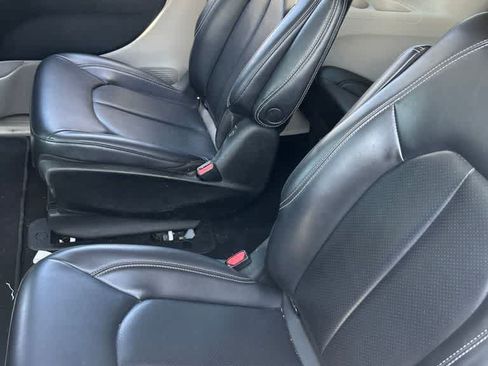 Used 2023 Chrysler Pacifica Touring-L FWD image 5