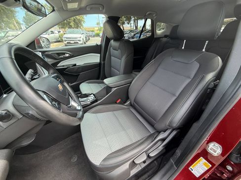 Used 2025 Chevrolet Trax LT w/ LT Convenience Package FWD image 28
