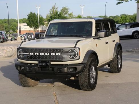 Used 2025 Ford Bronco Badlands AWD/4WD image 3