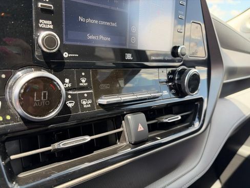 Used 2020 Toyota Highlander Limited AWD/4WD image 18