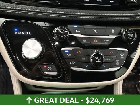 Used 2023 Chrysler Pacifica Limited FWD image 33